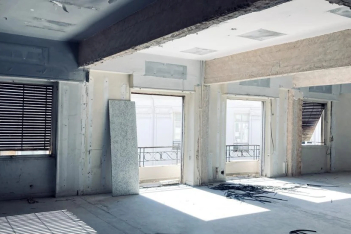 Flow and Order: Μια ομαδική έκθεση ζωγραφικής “συνομιλεί” μ’ ένα εγκαταλελειμμένο αθηναϊκό διαμέρισμα