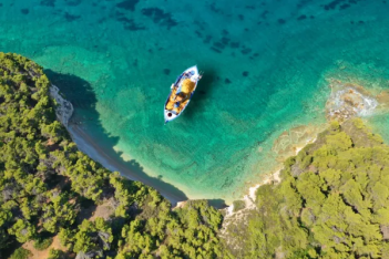 Το ελληνικό νησί που ήταν για χρόνια αουτσάιντερ και τώρα αποθεώνεται