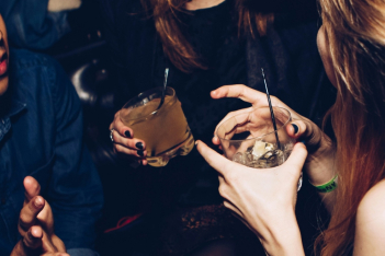 Το αλκοόλ αυξάνει τον κίνδυνο εμφάνισης καρδιακής νόσου στις γυναίκες, σύμφωνα με έρευνα