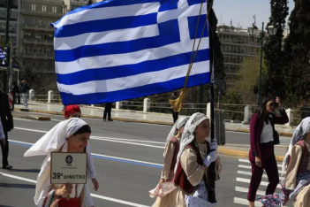 Σε εξέλιξη η μαθητική παρέλαση στο Σύνταγμα για την 25η Μαρτίου - Κλειστό το κέντρο της Αθήνας