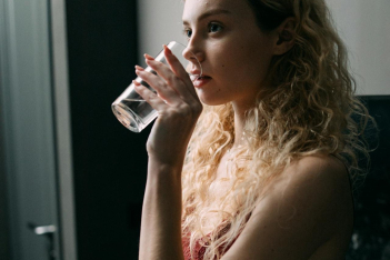 Σε τι πραγματικά βοηθάει να πίνουμε ένα ποτήρι νερό με αλάτι κάθε πρωί;
