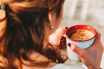 Εμμηνόπαυση: Τελικά η καφεΐνη μπορεί να χειροτερέψει τις εξάψεις;