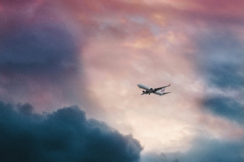Κεραυνός χτυπά αεροπλάνο στον αέρα – Το viral βίντεο από κάμερα πιλότου 