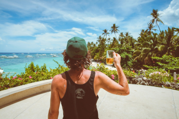 Άντρας με μπύρα σε παραλία
