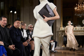 Paris Fashion Week: Το μαύρο του Valentino και η νέα γκαρνταρόμπα της Victoria Beckham