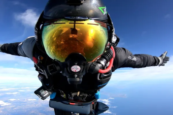 Αυτή είναι η ιστορία του Άλεξ, του μοναδικού skydiver με κινητική αναπηρία στην Ελλάδα