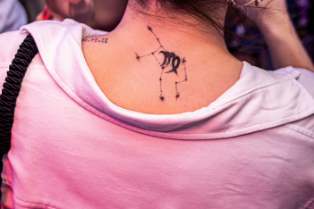 Κοπέλα με τατουάζ ζωδίου