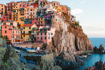 Ιταλία: Στο Cinque Terre μπορεί να λάβεις πρόστιμο έως 2.500€, εάν φοράς αυτά τα παπούτσια