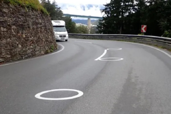 Τι σημαίνουν οι λευκοί κύκλοι στο οδόστρωμα - Βγαίνουν σε διαφορετικά μεγέθη
