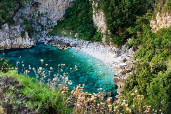 Η ελληνική παραλία για τους καλά μυημένους που αγάπησε ο Guardian - Ανήκει στις καλύτερες του κόσμου