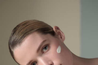 Glass skin effect: Η clean skincare routine που θα σε βοηθήσει να το πετύχεις