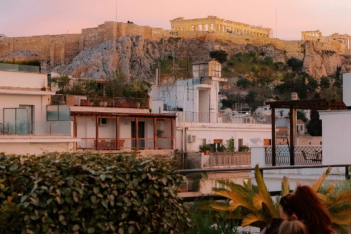 Οι ταράτσες της Αθήνας: 8 στέκια για καφέ, φαγητό και δροσερά κοκτέιλ με θέα 