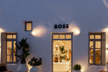 Η BOSS αντανακλά το πνεύμα της Μυκόνου στο νέο pop-up κατάστημά της