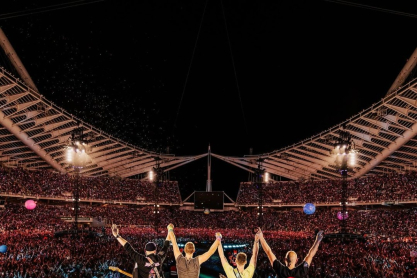 Coldplay: Μοναδικό βίντεο από τα γυρίσματα στο Ηρώδειο – Το κοινό δεν σταματάει να τραγουδάει 