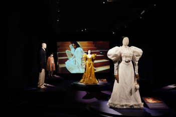 «Poor Things. Τα κοστούμια»: Η νέα, εντυπωσιακή έκθεση του Μουσείου Μπενάκη 
