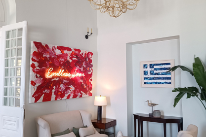 “All You Need is Greece”: H έκθεση της εικαστικού Καρολίνας Ροβύθη στο Poseidonion Grand Hotel