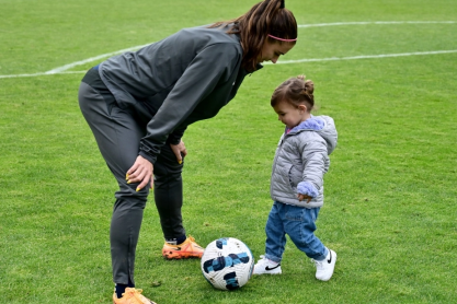 Η FIFA επικαιροποίησε τα πρωτόκολλα μητρότητας για παίκτριες και προπονήτριες