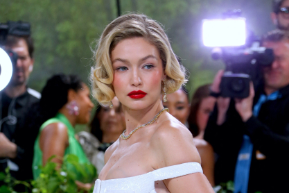 Η Τζίτζι Χαντίντ έδωσε την πιο όμορφη απάντηση σε κοριτσάκι που τη ρώτησε «πώς έγινε τόσο όμορφη»