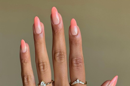 Peachy nails: Η ζουμερή ροδακινί απόχρωση που θα στρέψει τα βλέμματα όλων στο μανικιούρ σου αυτό το καλοκαίρι