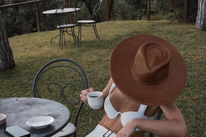 Summer mani: Το κομψό μανικιούρ που θα θέλεις να φοράς όλο το καλοκαίρι