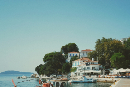 Το ελληνικό νησί με τις απέραντες αμμουδιές που μπήκε στα 12 κορυφαία της Ευρώπης