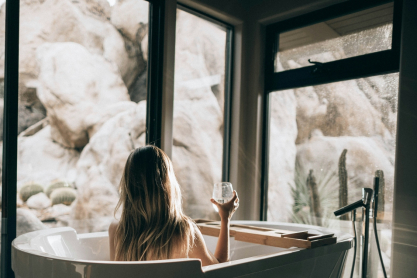 Spa μπύρας: Το νέο wellness trend όπου κάνεις «μπάνιο» μέσα σε μπύρα