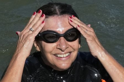 Ολυμπιακοί Αγώνες 2024: Η δήμαρχος του Παρισιού βούτηξε στον Σηκουάνα για να μας πείσει για την καθαρότητα των υδάτων