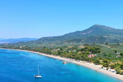 Απόδραση στην Εύβοια: 5 παραλίες με απόκοσμα νερά που θυμίζουν Χαβάη 