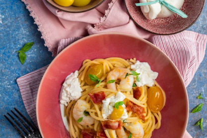Υπέροχη μακαρονάδα με γαρίδες, burrata και μπέικον