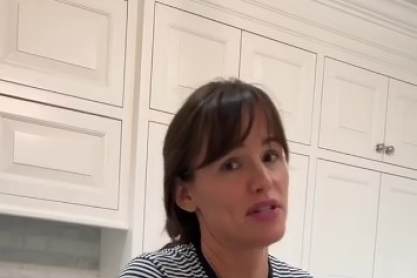 Το Viral video της ημέρας - Η Τζένιφερ Γκάρνερ ξεναγεί τον γάτο της σε «μέρη του σπιτιού που δεν έχει δει ξανά»