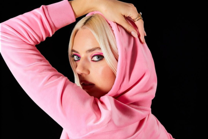 Juicy Couture: Η μεγάλη επιστροφή της εμβληματικής μάρκας σε glamour στιλ