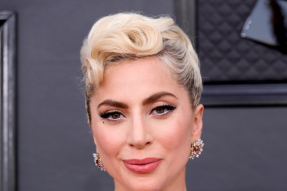 Η Lady Gaga αποκάλυψε κατά λάθος τον αρραβώνα της - Ο διάλογος με τον Γάλλο πρωθυπουργό