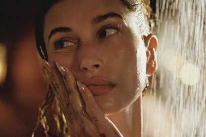 Summer glow: Τα pearly nails αντικαθιστούν το chrome μανικιούρ