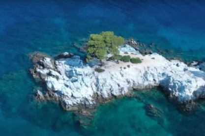 Το ακρωτήρι των ερωτευμένων στην Ελλάδα που κάθε χρόνο γεμίζει με νεόνυμφους
