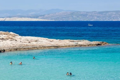 Οι καλύτερες ελεύθερες παραλίες στην Αττική με νερά που θα ζήλευαν και τα νησιά