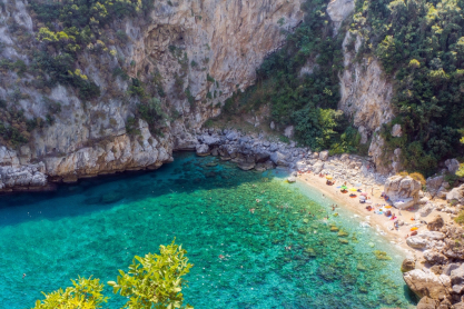 Γαλαζοπράσινα νερά, λευκά βότσαλα και επιβλητικό τοπίο: Οι πιο όμορφες παραλίες του Πηλίου