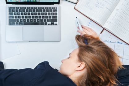 Νυστάζεις στη δουλειά; 3 tips για να μην κοιμηθείς επιτόπου (μας ευχαριστείς αργότερα)