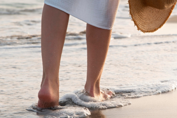 Περπάτημα στην άμμο: Όσα πρέπει να γνωρίζεις για μέγιστο αποτέλεσμα σε σώμα και μυαλό