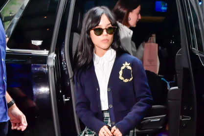 Τζένα Ορτέγκα: Φέρνει στο σήμερα το απόλυτο look της Γουινόνα Ράιντερ από τον «Σκαθαροζούμη»