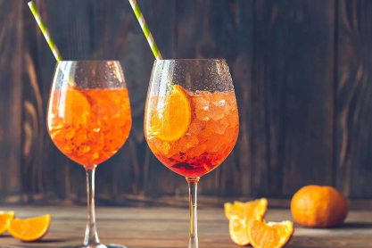Τι κάνουν δύο τεράστια ποτήρια Aperol στην Αθηναϊκή Ριβιέρα; 