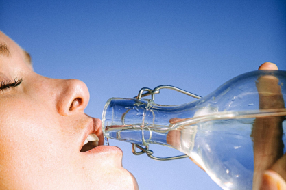 Το τελευταίο wellness trend του TikTok είναι το «Sexy Water». Αξίζει πραγματικά; 