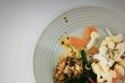 Food waste: Πώς θα μειώσετε τη σπατάλη στο σπίτι και στο εστιατόριο