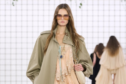 Paris Fashion Week: Η γυναίκα του Saint Laurent, το styling του Rabanne και η αυτοπεποίθηση της Chloé