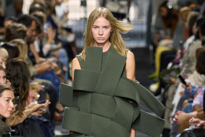 London Fashion Week: Η ανδρόγυνη φύση της Erdem, τα πλεκτά του JW Anderson και ο χορός της Simone Rocha