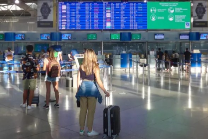 Τι αλλάζει από σήμερα στα αεροπορικά ταξίδια: Το βάρος ανά χειραποσκευή και τα υγρά