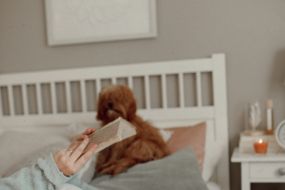 Cozymaxxing: Θα μπορούσε ένα trend να σε βοηθήσει να νικήσεις το στρες; Φαίνεται ότι ναι 