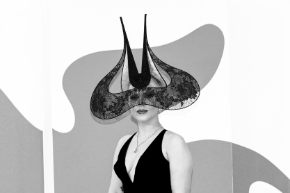 Το iconic goth look της Lady Gaga στο κόκκινο χαλί μας άφησε άφωνους (ξανά)