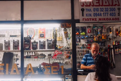 Δουλεύοντας σε 5 τ.μ.: Μέσα στα πιο κλειστοφοβικά μαγαζιά της Αθήνας