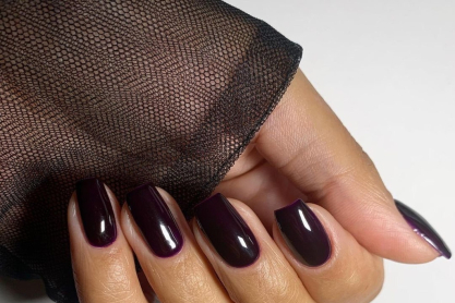 Black Cherry nails: Η κορυφαία χρωματική τάση στο φθινοπωρινό μανικιούρ