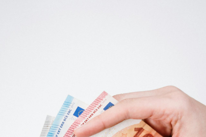 Υπάλληλος έλαβε κατά λάθος τους μισθούς 34 συναδέλφων του και τώρα αρνείται να επιστρέψει τα 74.000 ευρώ